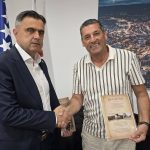Profesor Bušatlija načelniku Mašiću uručio treće izdanje knjige o Bugojnu