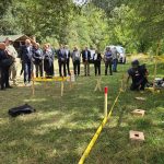 Načelnik Edin Mašić i otpravnik poslova u Ambasadi SAD-a u BiH Đon Ginkel ozvaničili završetak radova na deminiranju Kunine Kose. Nova dva million dolara za deminiranje u BiH od SAD-a